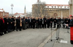 SA STIJENE Bozanić je pred katedralom otrgnuo Srbima zloporabu Holokausta protiv hrvatskoga naroda