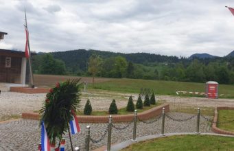 Predsjednik HDZ-a BiH i Hrvatskog narodnog sabora dr. Dragan Čović položio cvijeće i upalio svijeću pred spomenikom žrtvama na Bleiburškom polju