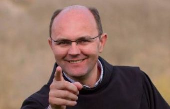 FRA MARIO KNEZOVIĆ O IMENOVANJU MLINAREVIĆ: BiH ne može naprijed s osobama koje lažne titule nose