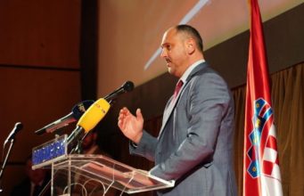 BAGO U IMOTSKOM: Sad kad smo posložiti „obrambene redove“ ne smijemo izgubiti predsjednicu