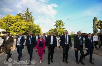 FOTO/VIDEO | 68. Dani berbe u Čitluku: Besplatna kapljica i vrhunska zabava za sve – Pročitajte više na: https://bljesak.info/lifestyle/poznati-i-slavni/foto-68-dani-berbe-u-citluku-proslavljeni-besplatnom-kapljicom-za-sve/432519