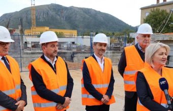 Predsjednik Čović, predsjedateljica Vijeća ministara BiH Krišto i državni tajnik Središnjeg državnog ureda RH Milas uz nazočnost Gradonačelnika Mostara dr.Maria Kordića obišli gradilište Hrvatskog narodnog kazališta u Mostaru