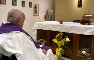 Vatikan objavio prvu fotografiju pape Franje u bolnici