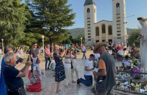 Međugorje za 44. godišnjicu Gospinih ukazanja posjetili deseci tisuća domaćih i stranih hodočasnika (VIDEO)