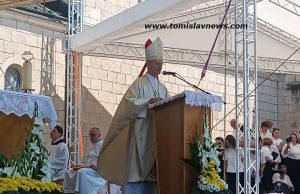 FOTO/VIDEO: Svečano misno slavlje ispred Spomen-bazilike u Tomislavgradu predvodio je mons. Tomo Vukšić, a propovijedao nadbiskup Dražen Kutleša