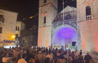 BOKEŠKI ĐIR O MUZIKE OKUPIO PUBLIKU ISPRED KATEDRALE SV. TRIPUNA
