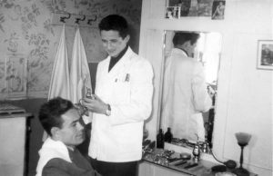 Iz prošlosti Širokog Brijega: Fotografija iz 1962. kako Vencel Ljubić brije Iliju Petrovića