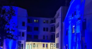 Zgrada MUP-a ŽZH u Ljubuškom osvijetljena plavom bojom za poginule policajce