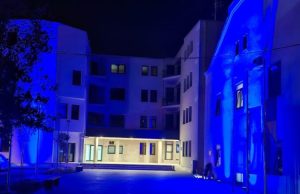 Zgrada MUP-a ŽZH u Ljubuškom osvijetljena plavom bojom za poginule policajce
