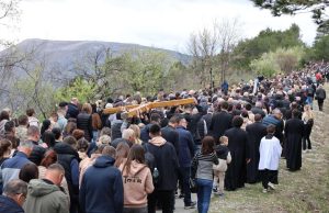 Mnoštvo vjernika na Križnom putu na Humu; biskup Palić: Bog nas ljubi i spašava