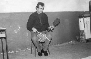 Opis: Hrvatski narodni guslar Mladen Crnjac (1950.-2001.) iz Donje Britvice