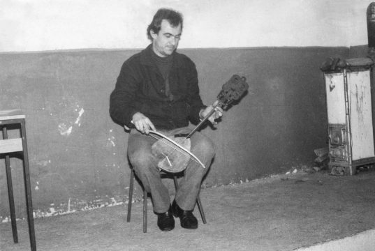 Opis: Hrvatski narodni guslar Mladen Crnjac (1950.-2001.) iz Donje Britvice