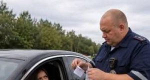 — Znate li zašto sam vas zaustavio? — upitao je sa samouvjerenim osmijehom