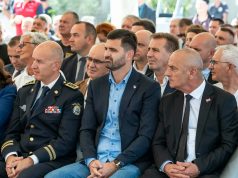 Polaganjem vijenaca i paljenjem svijeća na više mjesta u Zadru danas je obilježena 35. obljetnica Dana obrane Zadra.