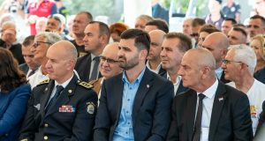 Polaganjem vijenaca i paljenjem svijeća na više mjesta u Zadru danas je obilježena 35. obljetnica Dana obrane Zadra.